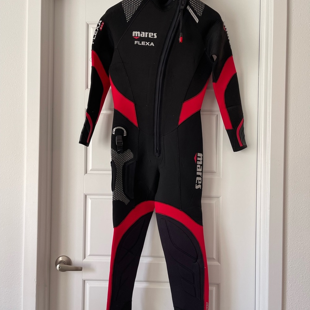 Mares Flexa Black and Red Wetsuit